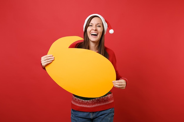 Riendo a joven Santa con sombrero de Navidad con amarillo vacío en blanco Diga nube, bocadillo aislado sobre fondo rojo. Feliz año nuevo 2019 celebración concepto de fiesta navideña. Simulacros de espacio de copia.