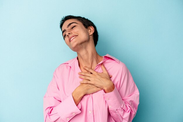 Riendo manteniendo las manos en el corazón concepto de felicidad