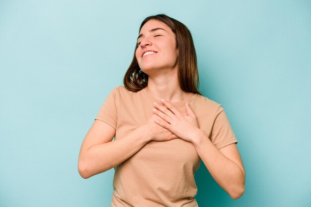 Riendo manteniendo las manos en el corazón concepto de felicidad