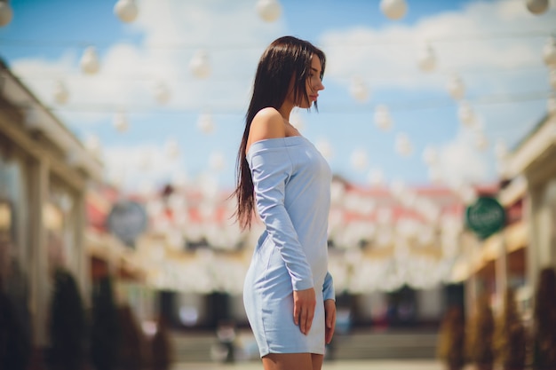 Riendo a mujer de moda en la calle de la ciudad en Europa. Niña de moda sonriente en la ciudad europea de verano. Retrato femenino feliz Copia espacio.