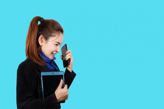 Riendo a mujer de negocios con camisa azul.