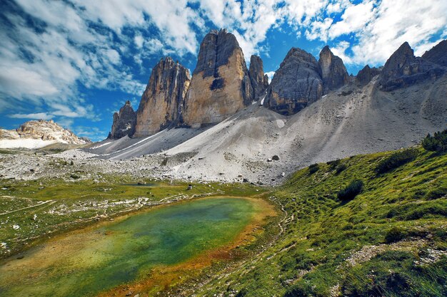 Foto rienza-see in tre cime, nationalpark der dolomiten, trentino alto adige, italien