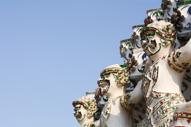 Riese und der König der Affestatuen am Tempel der Dämmerung - Wat Arun Thailand.