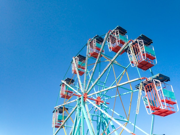 Foto riesenrad am blauen himmel