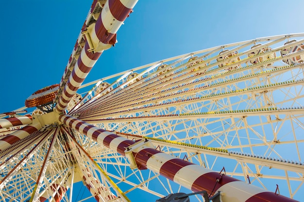 Riesenrad am blauen Himmel