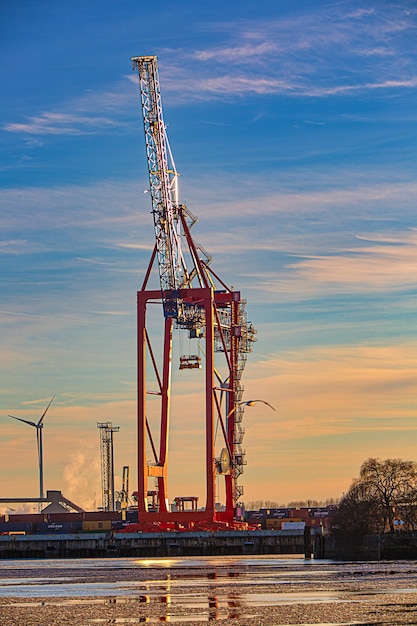 Riesenrad am Fluss gegen den Himmel bei Sonnenuntergang