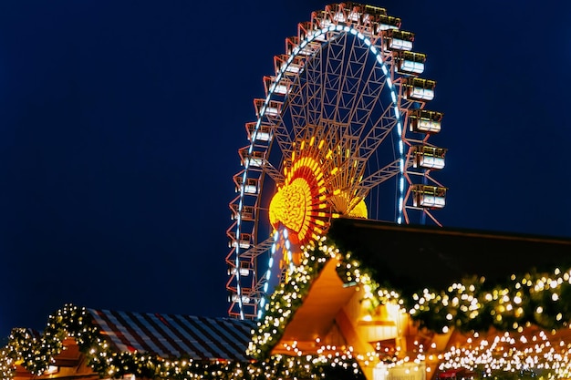 Riesenrad am Nachtweihnachtsmarkt, Rathaus, Berlin, Winter in Deutschland.