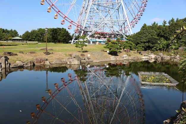 Foto riesenrad am see gegen den himmel