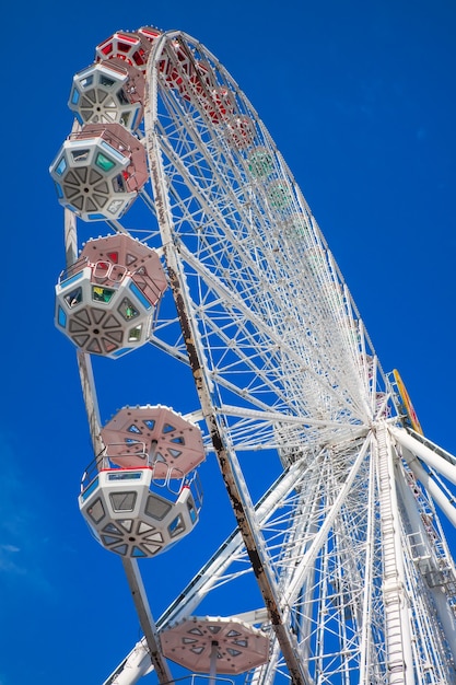 Riesenrad auf blauem Himmelshintergrund. Im Vergnügungspark. Das Wochenende