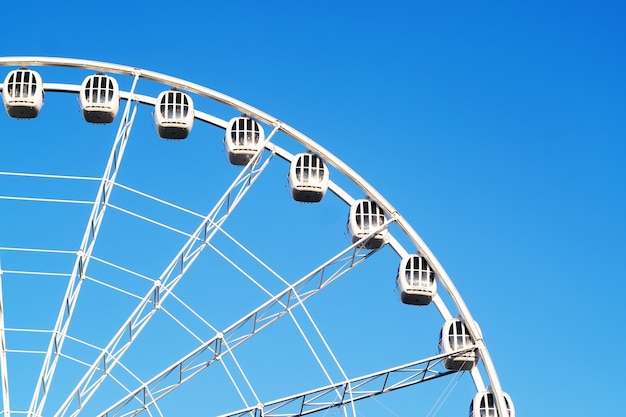 Riesenrad auf blauem Himmelshintergrund