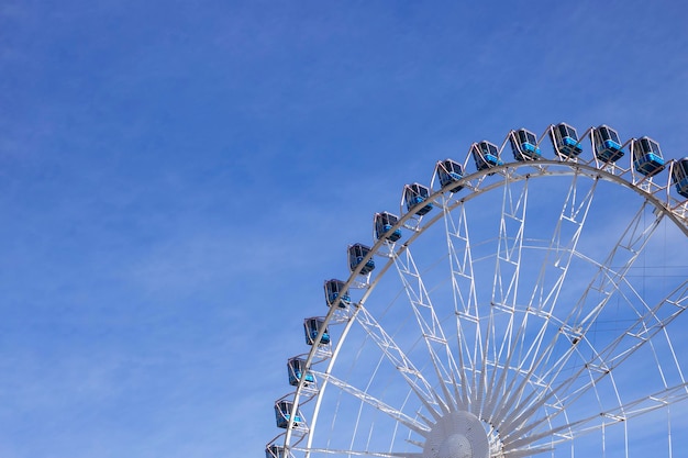 Riesenrad auf dem Hintergrund der Himmelsansicht von unten