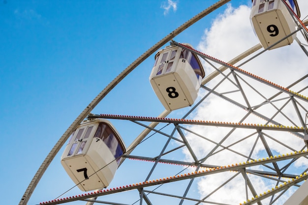 Foto riesenrad auf dem hintergrund des blauen himmels