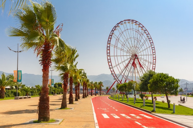 Riesenrad auf der Batumi Seafront Promenade am sonnigen Sommertag, Adjara, Georgia