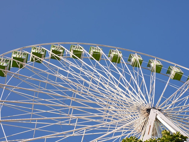 Riesenrad auf einer Messe in Spanien Tageslicht