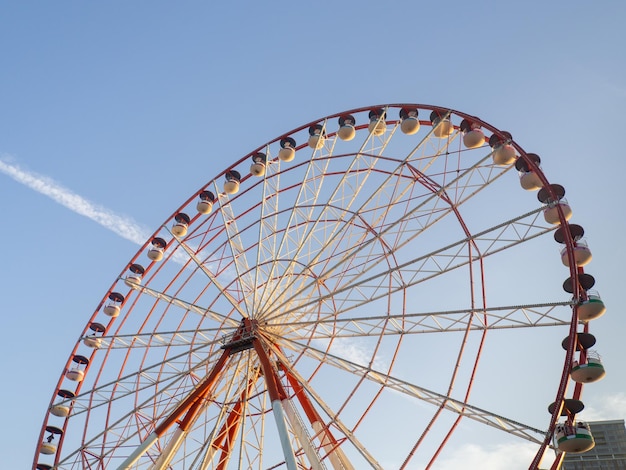 Riesenrad gegen den Himmel Vergnügungspark am Meer Ruhezone Runder Mechanismus Höhenliebhaber