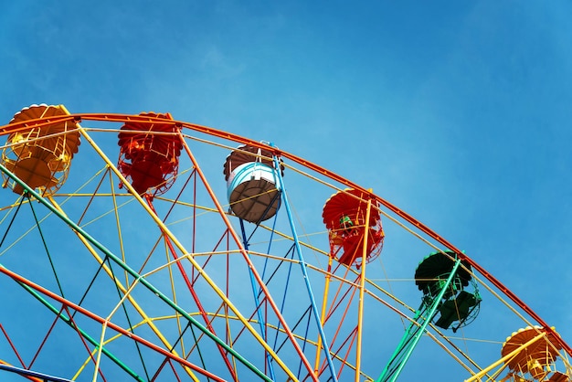 Riesenrad gegen den Himmel