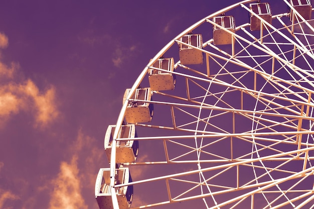 Riesenrad gegen lila Himmel