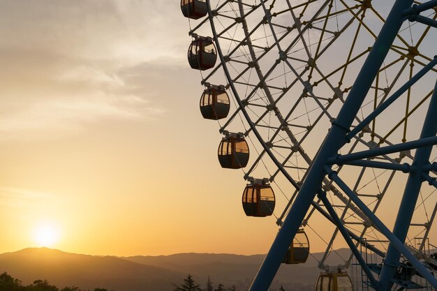 Riesenrad im mtatsminda Vergnügungspark in Tiflis Georgia Riesenrad bei Sonnenuntergang