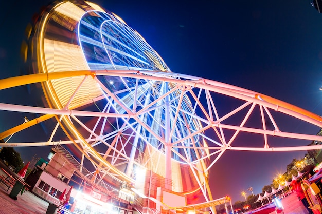 Riesenrad im Vergnügungspark