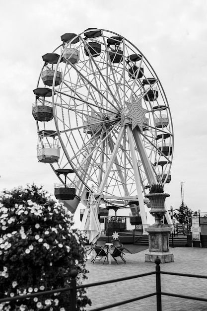 Riesenrad in Barcelona am Berg - schwarz und weiß