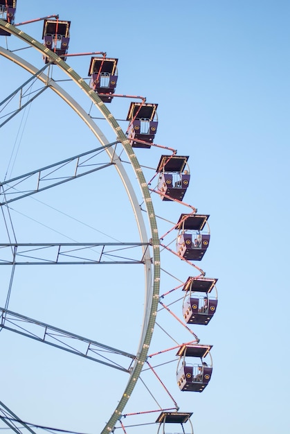 Riesenrad in der Abendbeleuchtung. Vergnügungspark