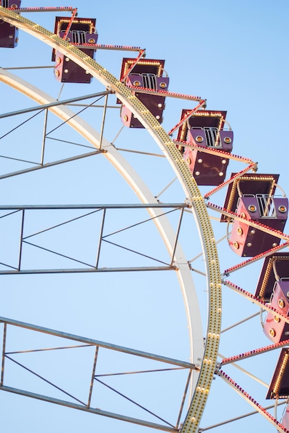 Riesenrad in der Abendbeleuchtung. Vergnügungspark