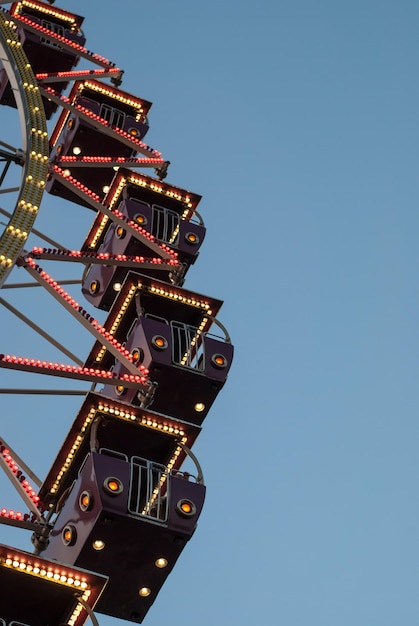 Foto riesenrad in der abendbeleuchtung. vergnügungspark