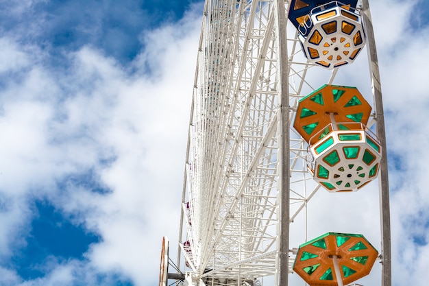 Riesenrad in einem Vergnügungsparkblauhimmel