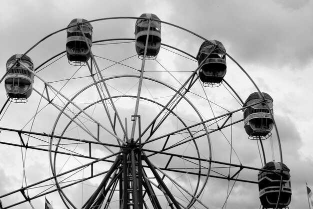 Riesenrad mit bewölktem Himmelshintergrund