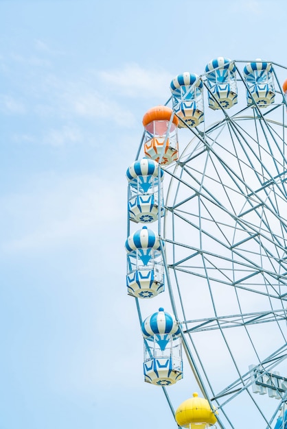 Riesenrad mit blauem Himmel