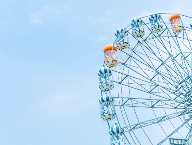 Riesenrad mit blauem Himmel