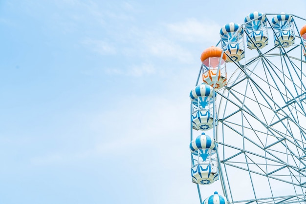 Riesenrad mit blauem Himmel