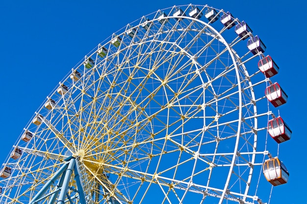 Riesenrad mit blauem Himmel