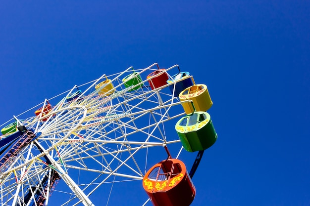 Riesenrad mit bunten Kabinen auf einem örtlichen Jahrmarkt