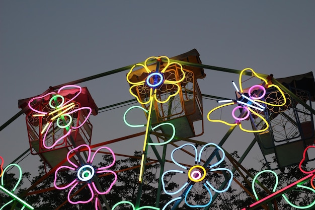 Foto riesenrad mit farbenfrohem licht