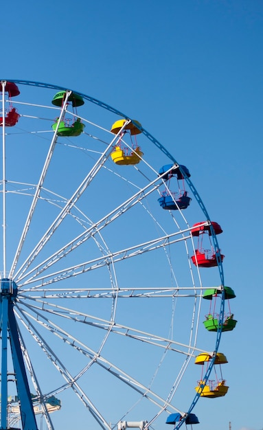 Riesenrad mit farbigen Kabinen