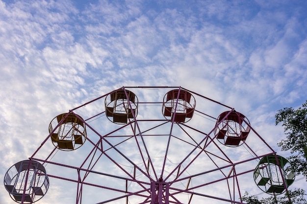 Riesenrad ohne Leute über Hintergrund des bewölkten Himmels