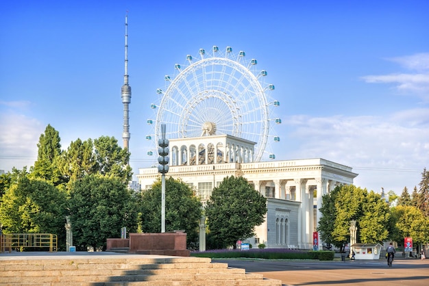 Riesenrad Sonne von Moskau und der Robostation-Pavillon VDNKh Moskau