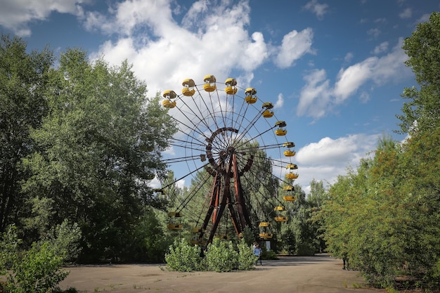 Foto riesenrad stadt pripjat in der sperrzone von tschernobyl in der ukraine