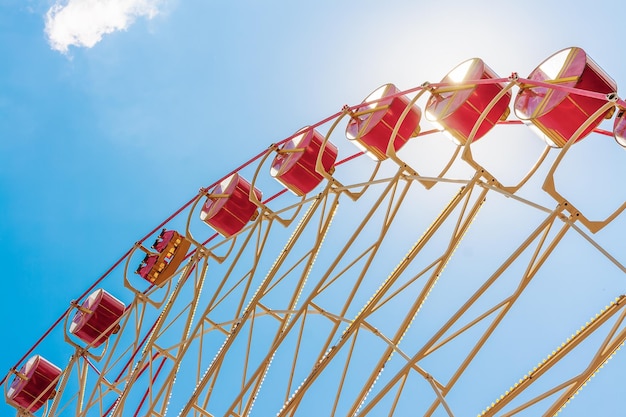 Riesenrad Teil der Fahrt vor strahlend blauem Himmel und Sonnenschein im Hintergrund