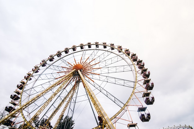 Riesenrad über Himmel Hintergrund