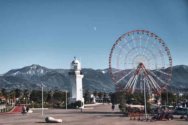 Foto riesenrad und alter leuchtturm batumi georgien