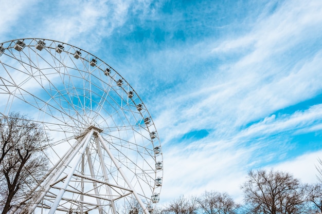 Riesenrad und blauer Himmel mit Wolken.