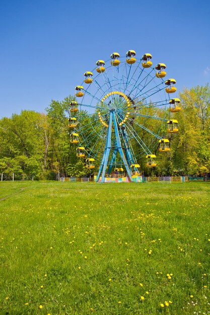 Foto riesenrad unter blauem himmel