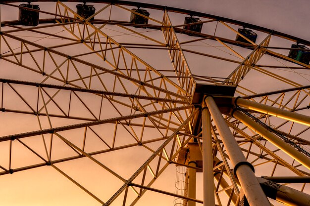 Riesenrad verarbeitet und Sonnenuntergang. Untersicht