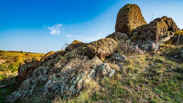 Riesige Ablagerungen von Steinmineralien auf einer Lichtung in der warmen Sonne in der malerischen Ukraine