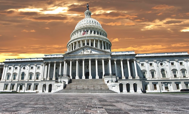 Riesige Aussicht Panorama von Washington US Capitol auf dramatischem Sonnenuntergang goldener Sonne Himmelshintergrund