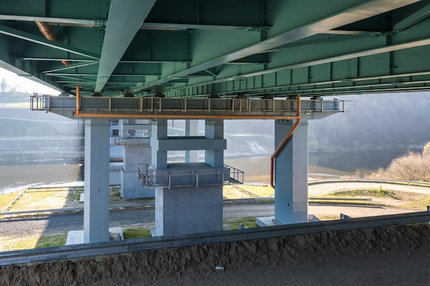 Foto riesige autobrücke über den breiten fluss