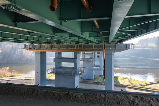 Riesige Autobrücke über den breiten Fluss