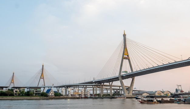 Riesige Brücke thailändischer Buchstabe bedeutet Name "Bhumiphol" überqueren den Chaophraya-Fluss in Bangkoks Abenddämmerungshimmel